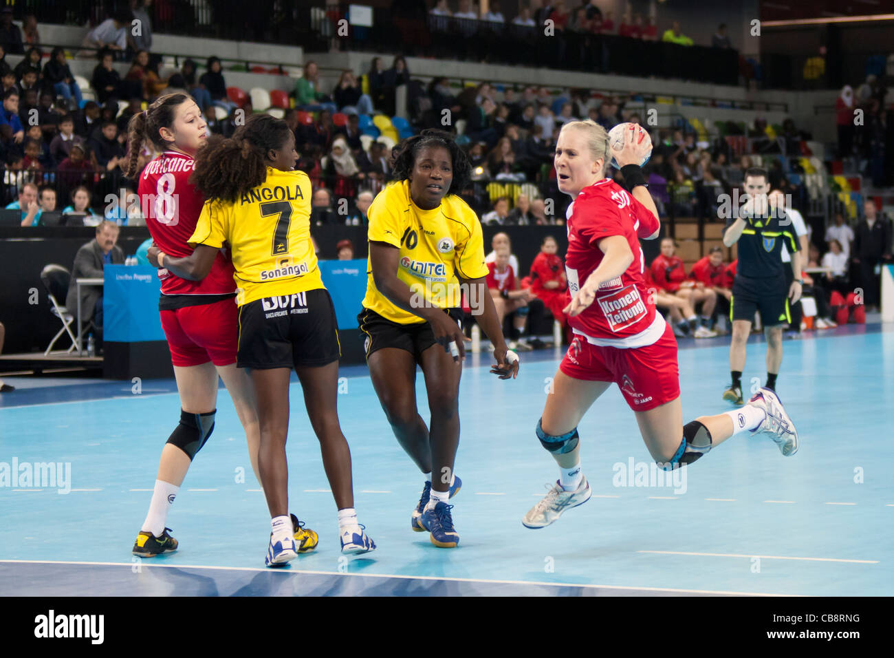 Nina STUMVOLL (No.14 - AUT) pousses pour objectif, l'Angola / Autriche au Women's Londres Handball Cup. Le Handball Arena, UK. Banque D'Images