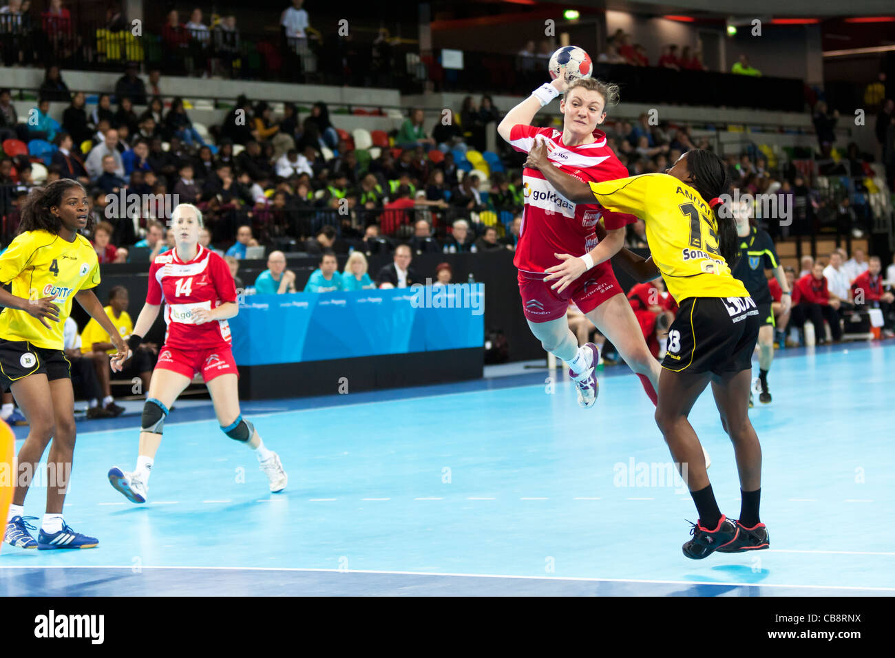 Sonja FREY (n°5 - AUT) pousses pour objectif, l'Angola / Autriche au Women's Londres Handball Cup. Le Handball Arena, UK. Banque D'Images