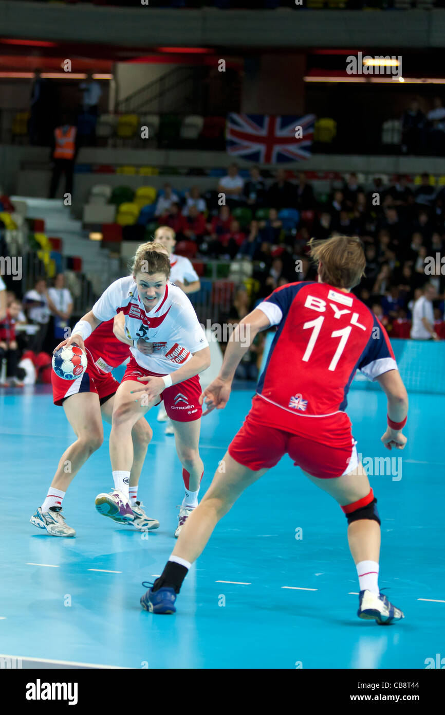 Sonja FREY (AUT) & Lyn BYL (GBR), l'Autriche v Grande-bretagne, Women's Londres Handball Cup. Le Handball Arena, UK. Banque D'Images