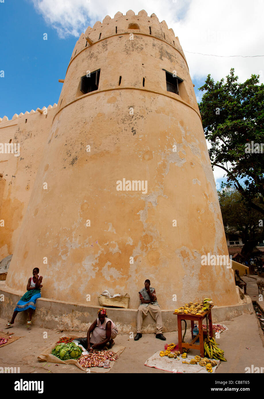 Les vendeurs de rue de fruits vers le bas le fort en Lamu, Kenya Banque D'Images