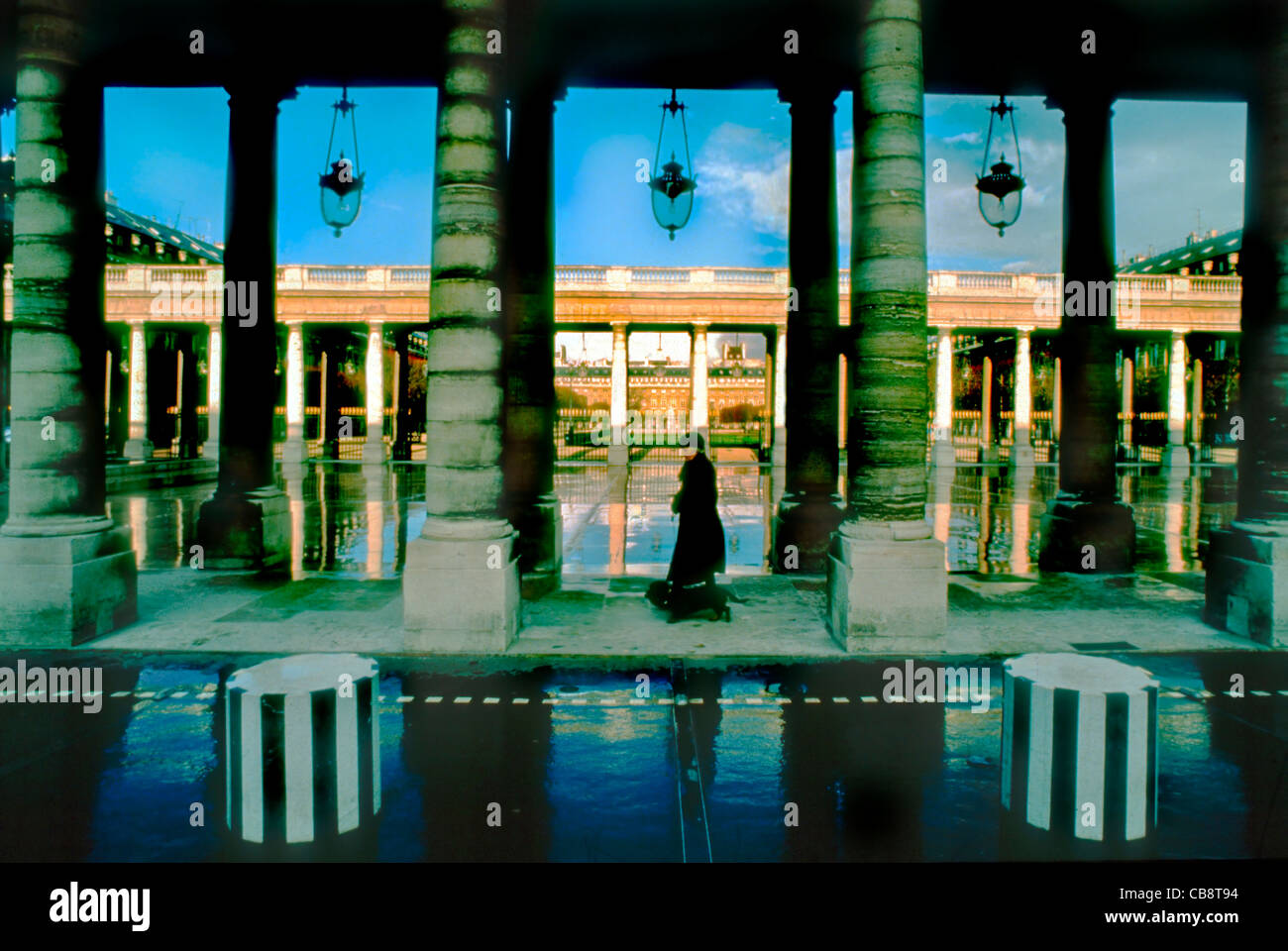 Paris, France, Femme chien de marche au Palais Royale, jardin public, scène avec piliers et sculpture moderne Banque D'Images