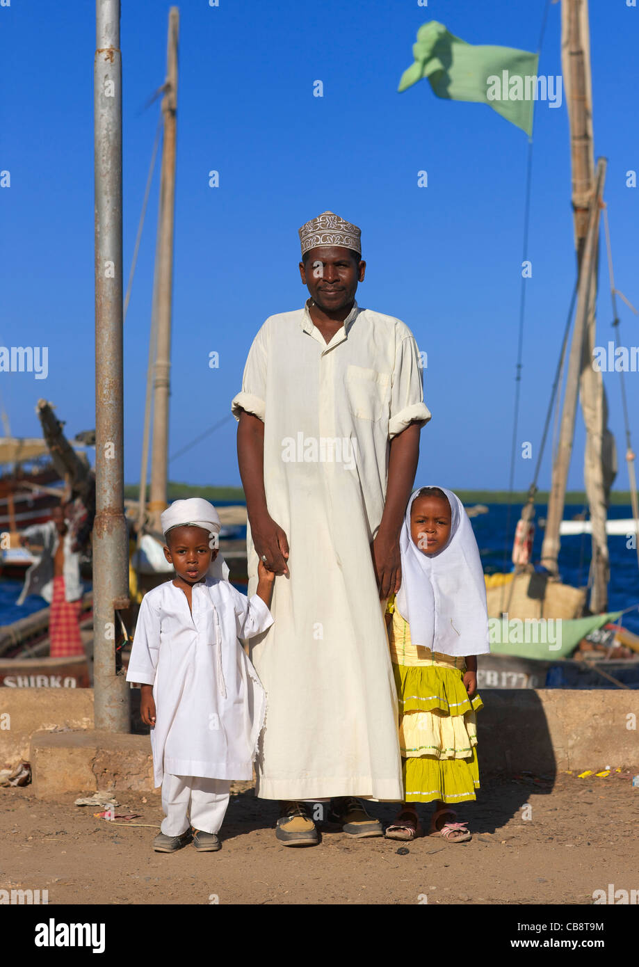 Un père et ses deux jeunes enfants dans le quai de l'île de Lamu, Kenya Banque D'Images