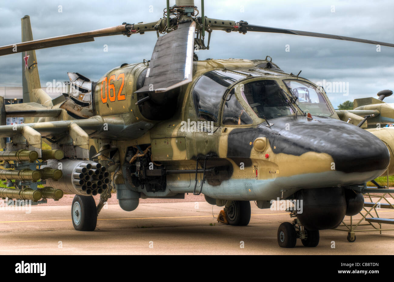 Hélicoptère militaire russe sur le sol avec ciel en arrière-plan Banque D'Images