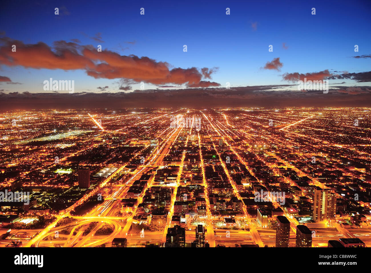 Chicago Downtown panorama aérien voir au crépuscule avec des gratte-ciel et sur les toits de la ville. Banque D'Images