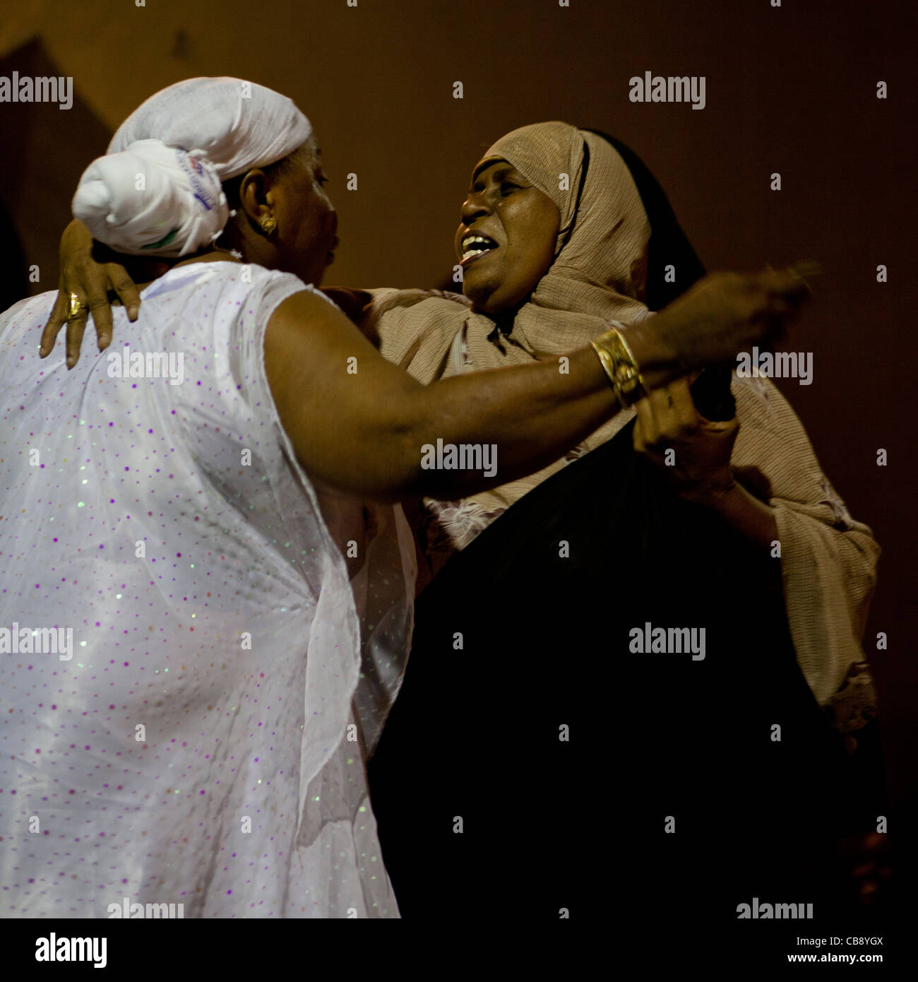 Deux femmes voilées chaque message d'adultes dans d'autres Festival Maulidi, Lamu, Kenya Banque D'Images