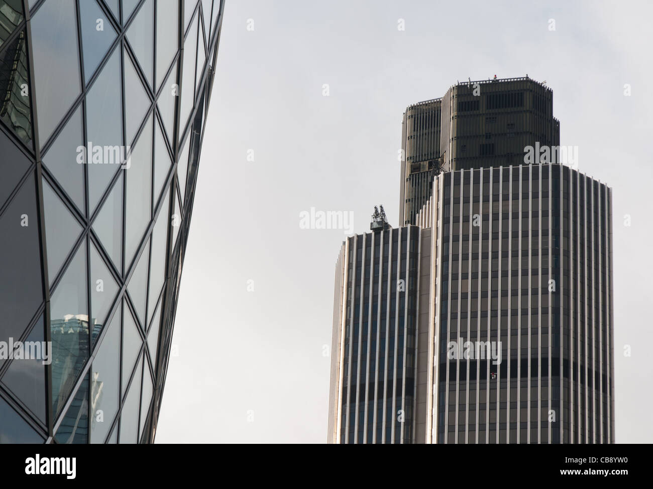 Tower 42 et 30 St Mary Axe au centre du quartier financier de Londres, Angleterre. Banque D'Images