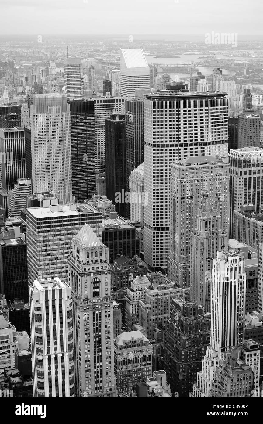 Manhattan skyline avec New York City skyscrapers vue aérienne en noir et blanc Banque D'Images