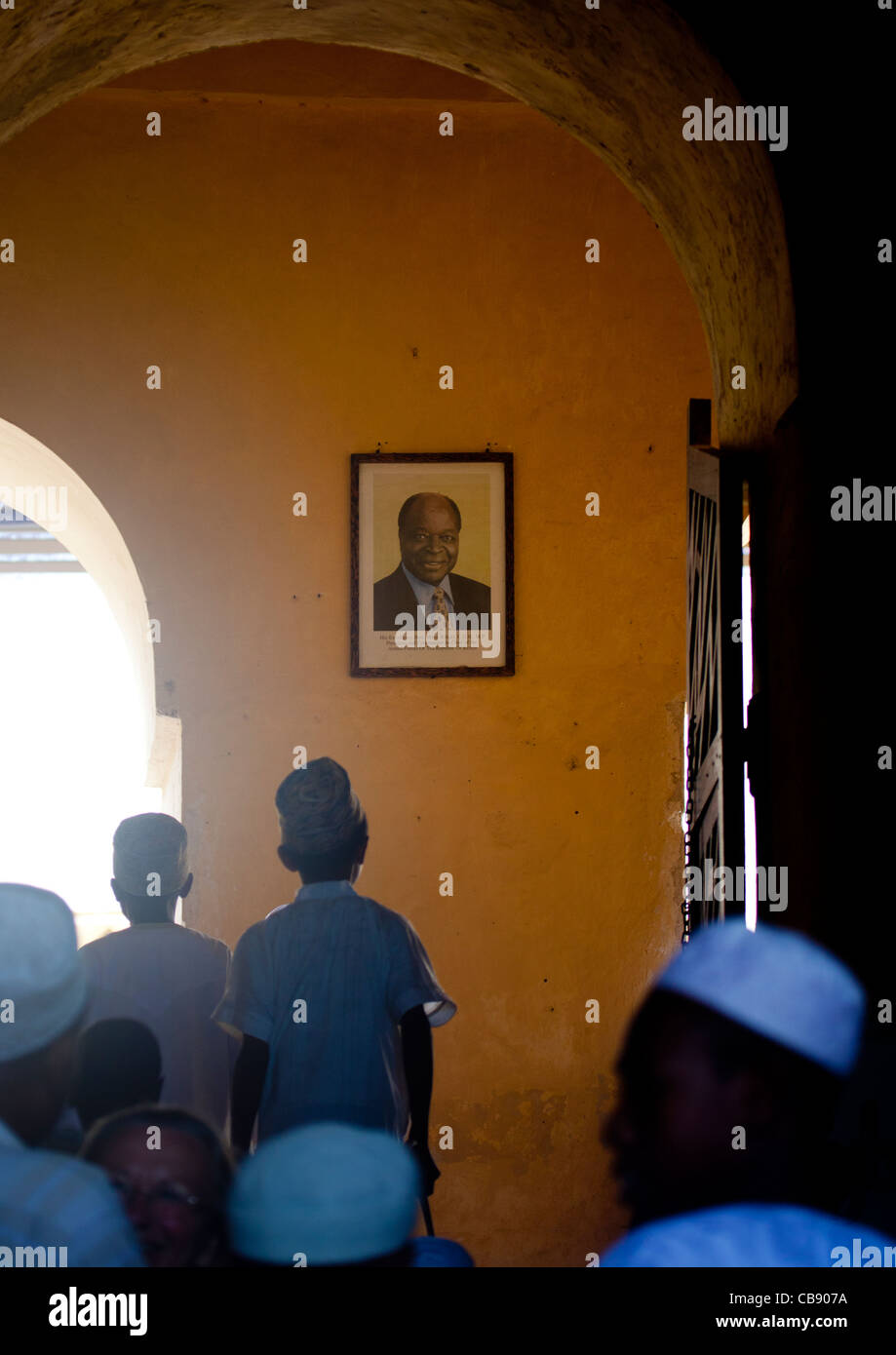 Un petit groupe d'Enfants regardant la photo du président Kibaki du Kenya Mawai en Swahili Museum, Lamu, Kenya Banque D'Images