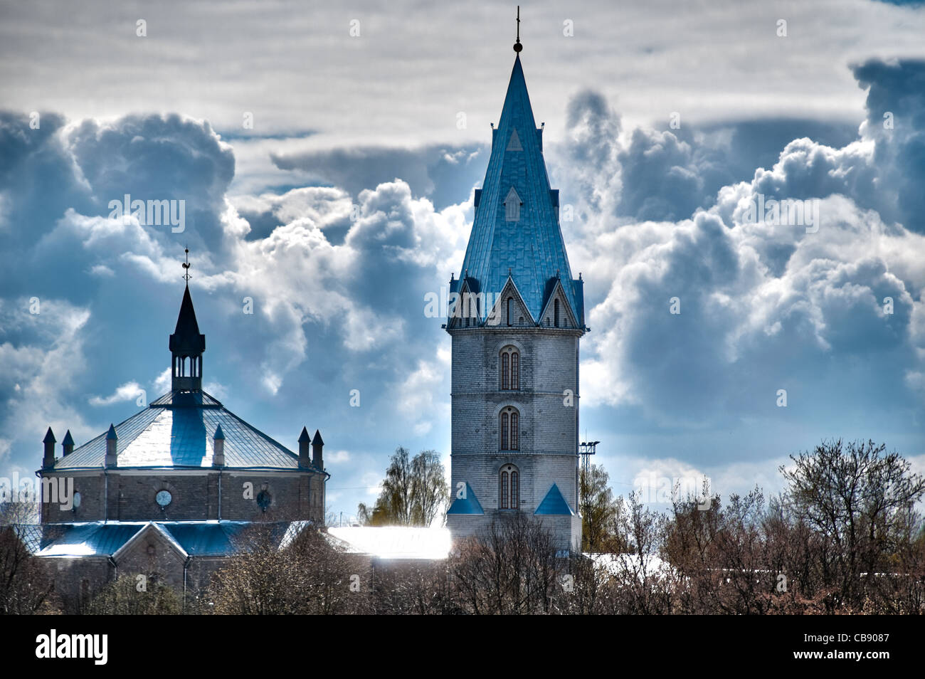 Belle vieille église avec des nuages dans le ciel en arrière-plan (Alexander's Lutheran Church. Narva, Estonie) Banque D'Images