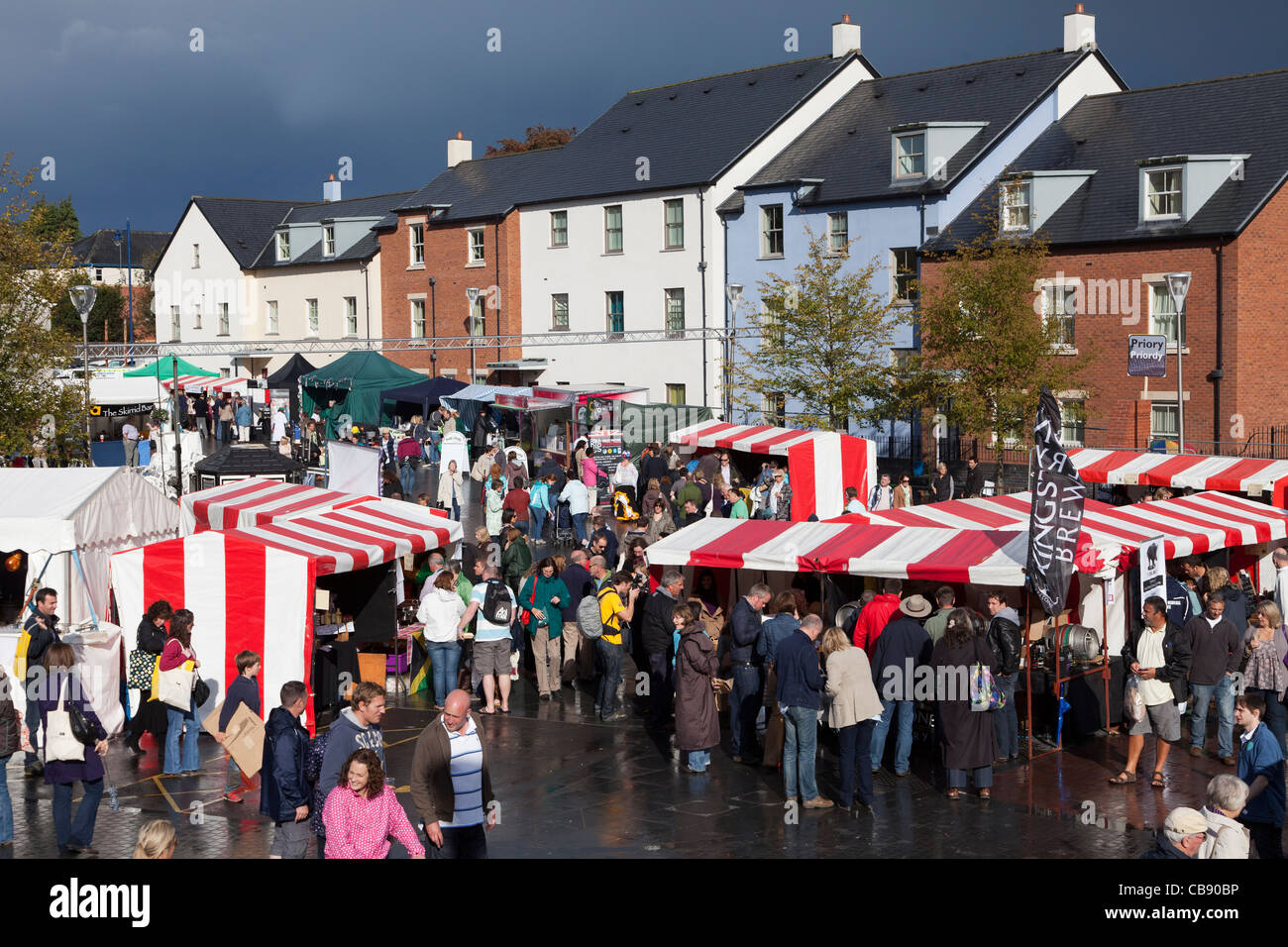 Les étals de marché à Abergavenny Food Festival après la pluie Wales UK montrant comment les conditions météorologiques peuvent affecter un événement Banque D'Images