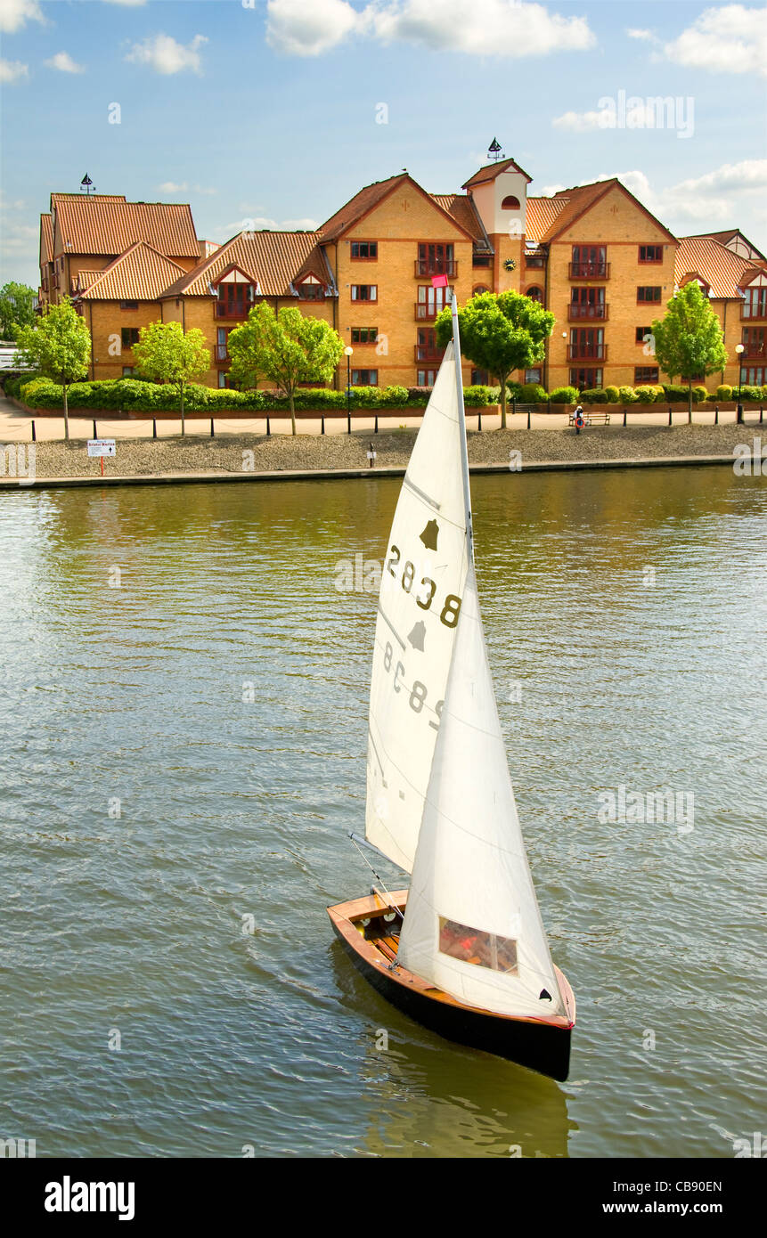 Bateau à voile, promenade au bord de l'eau, port flottant, Bristol, England, UK Banque D'Images