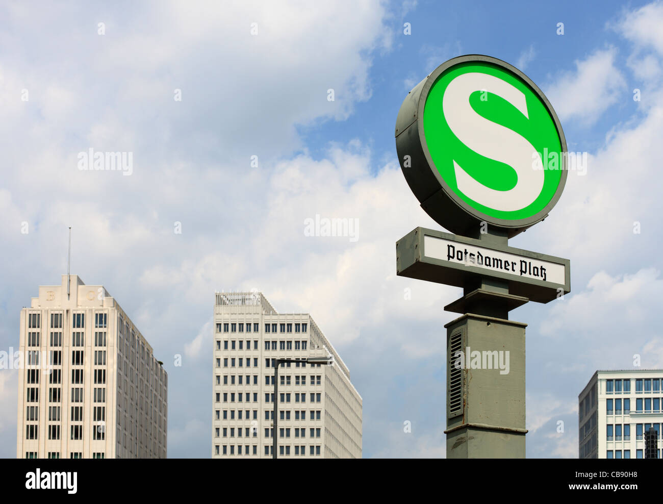 S Bahn signe marquant un arrêt sur la Potsdamer Platz à Berlin, Allemagne. Banque D'Images