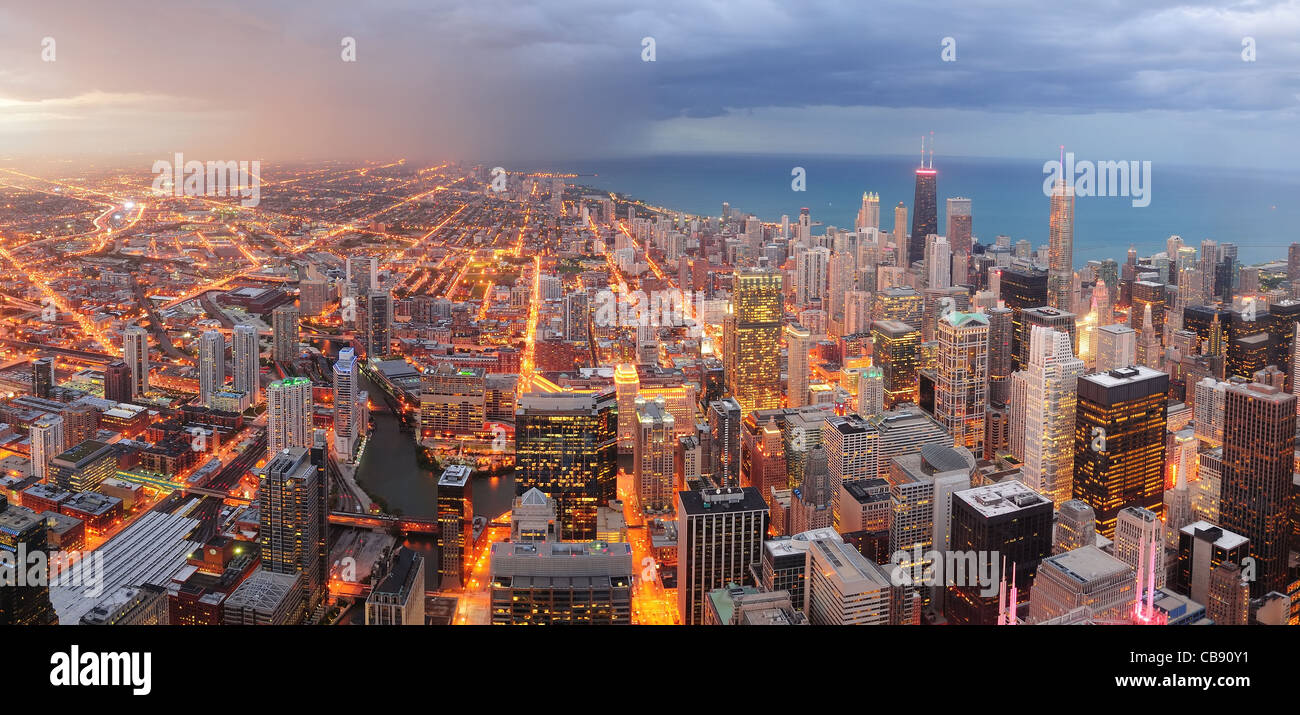 Chicago Downtown panorama aérien voir au crépuscule avec des gratte-ciel et sur les toits de la ville au bord du lac Michigan. Banque D'Images
