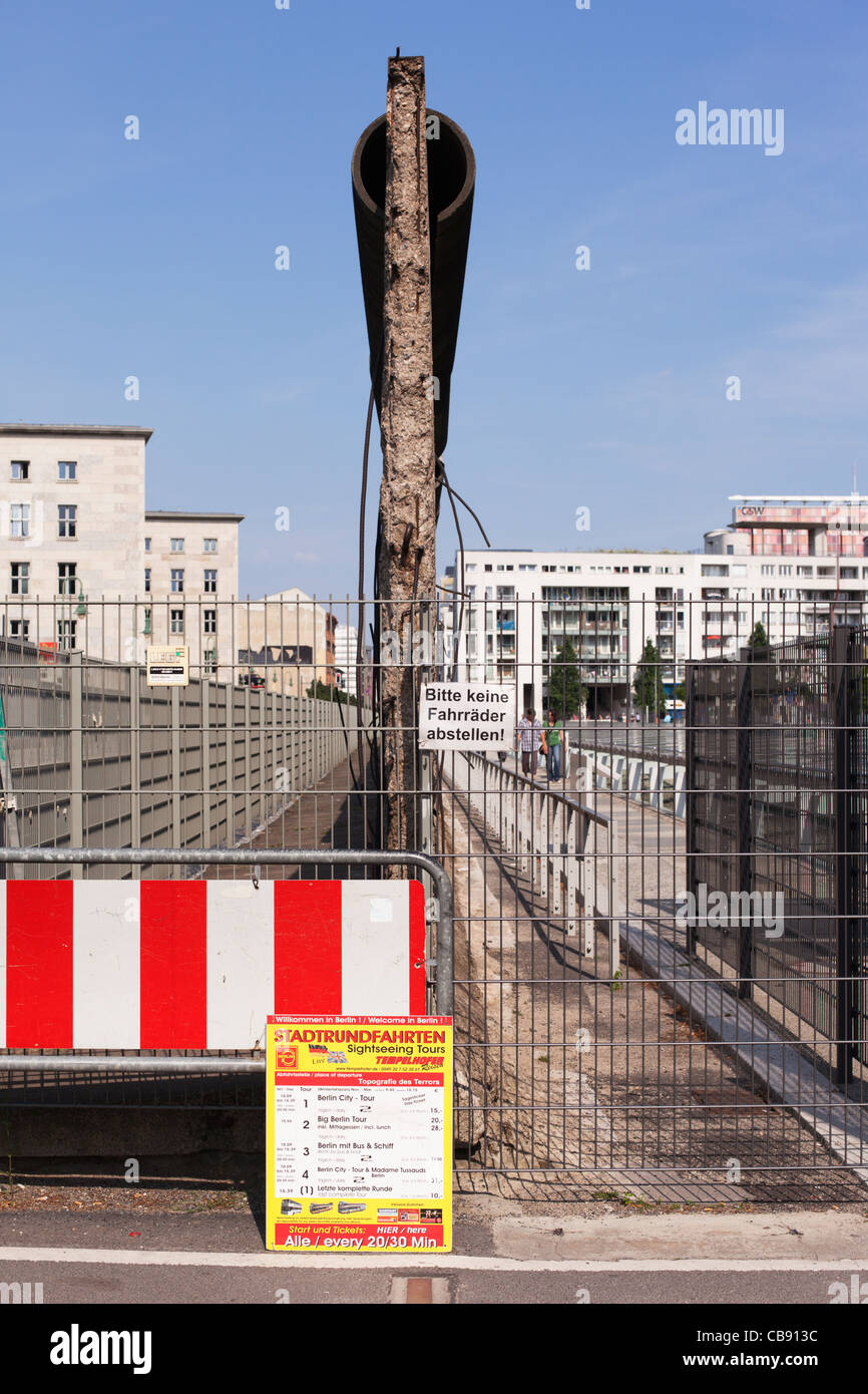 Vestige du mur de Berlin sur Niederkirchnerstrasse qu'anciennement séparés est (L) de l'Ouest (R) au cours de la guerre froide. Banque D'Images