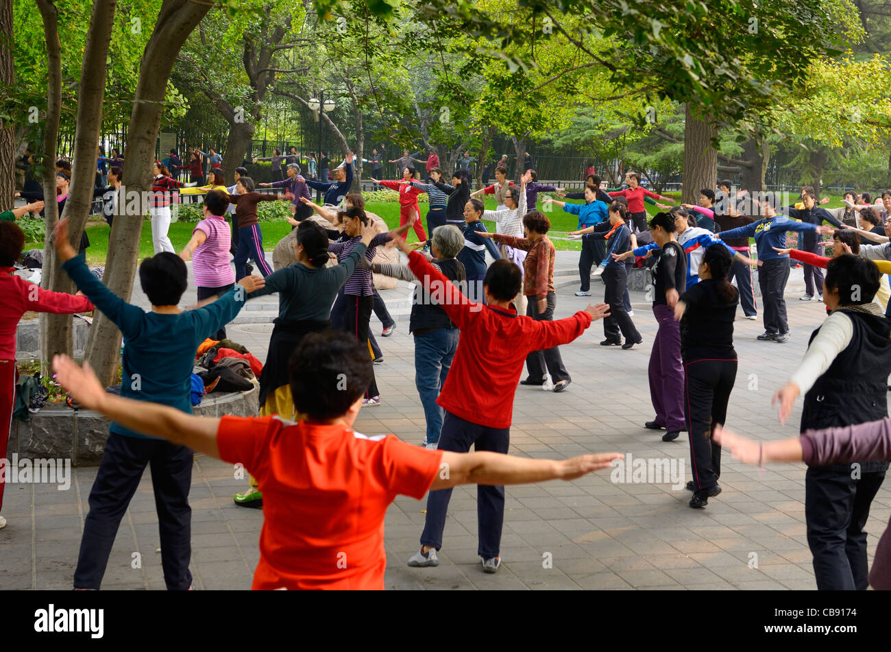 Les Chinois plus âgés à matin exercices de Zizhuyuan Purple Bamboo Park à Pékin le Fête Nationale de la Chine maison de république populaire de Chine Banque D'Images