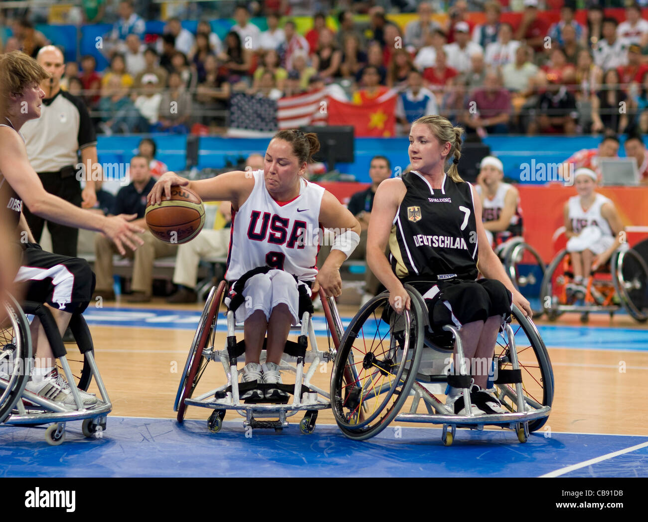 Joueur de basket-ball en fauteuil roulant des USA en dribblant un joueur  allemand pendant le match pour la médaille d'or aux Jeux paralympiques de  Pékin Photo Stock - Alamy