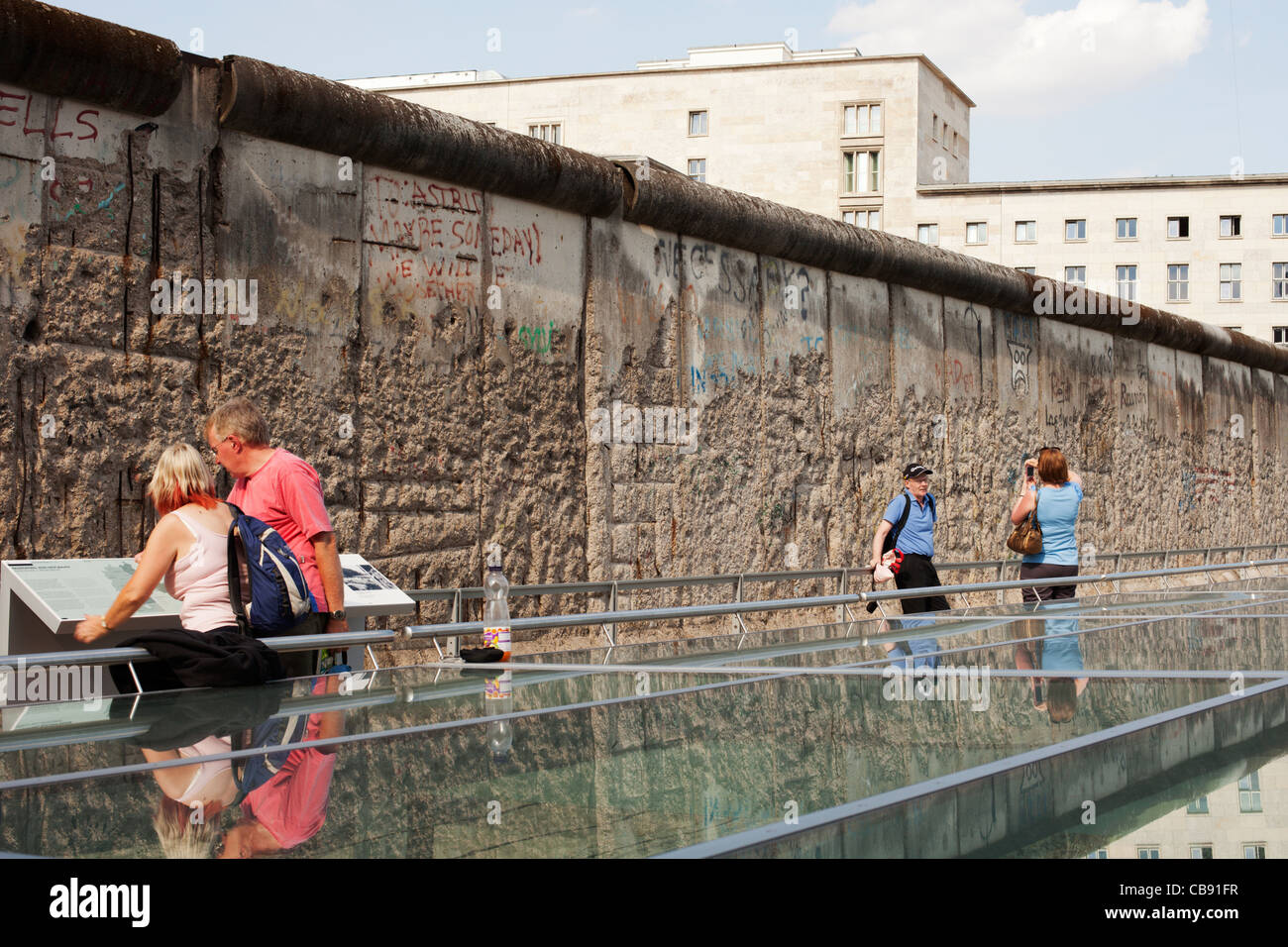 Les touristes au mur de Berlin monument - une section préservée du mur de Berlin qui, auparavant séparés à l'Est de l'Ouest. Banque D'Images