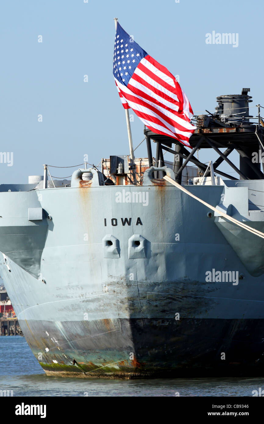 Le drapeau de l'United States vole sur la plage arrière du cuirassé de la Marine américaine USS L'Iowa Banque D'Images