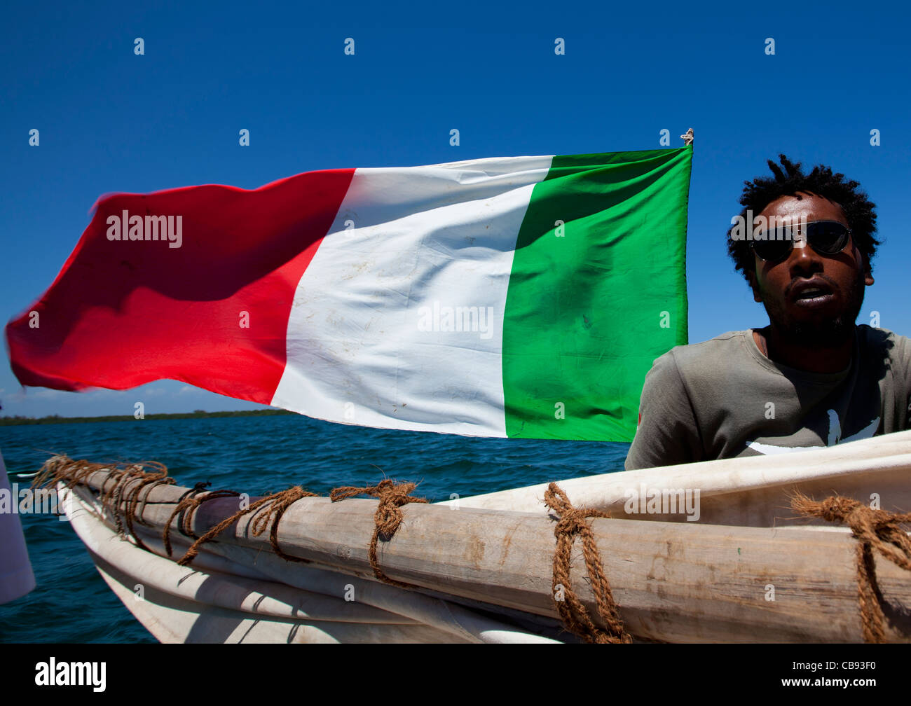 Un homme avec drapeau italien et des lunettes sur un Dhow près de la côte  de Lamu, Kenya Photo Stock - Alamy
