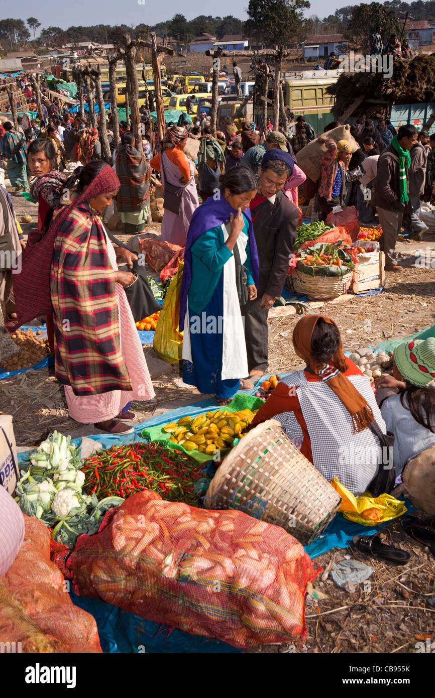 L'Inde, Meghalaya, Jaintia Hills, Shillong, Ummulong Bazar, women shoppers acheter des légumes frais Banque D'Images