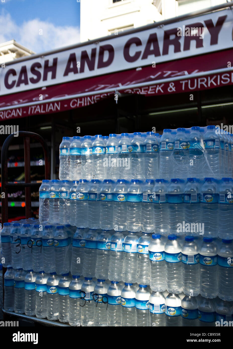 L'eau embouteillée à l'extérieur d'une pile de cash and carry Banque D'Images