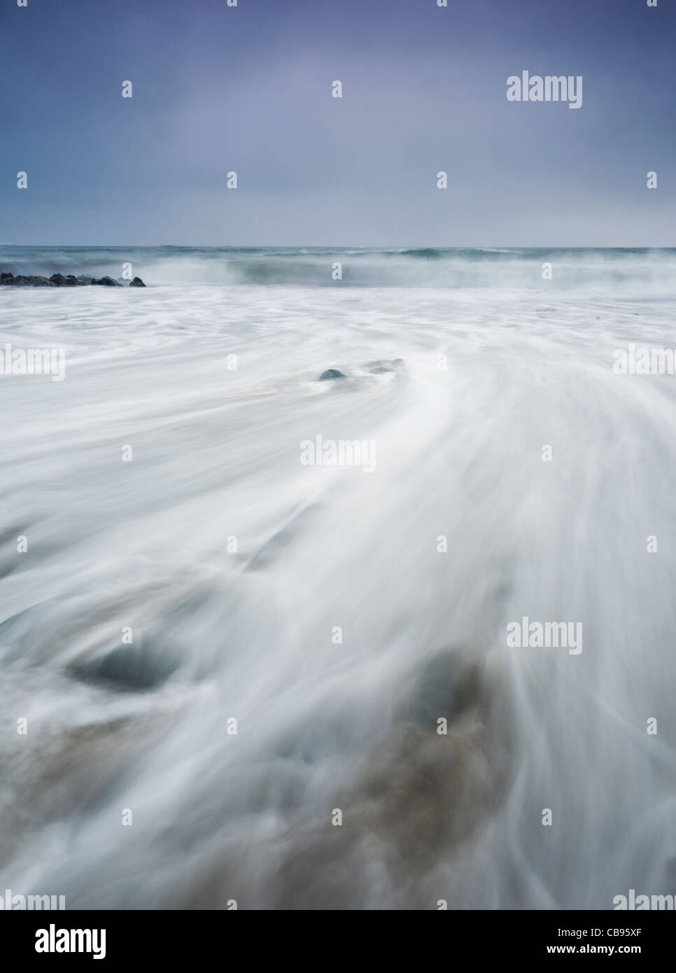 Vagues se brisant sur le littoral irlandais robuste près de County Mayo Point Bunlough Banque D'Images