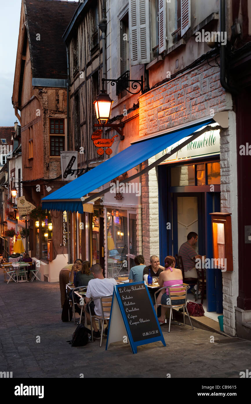 Les gens de manger à table dans street Auxerre France Banque D'Images