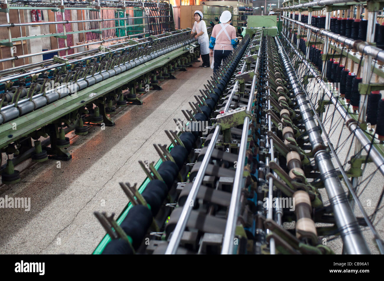 Travailleuses dans une usine textile Banque de photographies et d ...