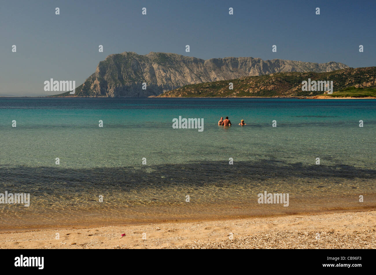 Les gens se baigner et nager à Capo Coda Cavallo bay et plage, en face de l'île de Tavolara, Sardaigne, Italie Banque D'Images