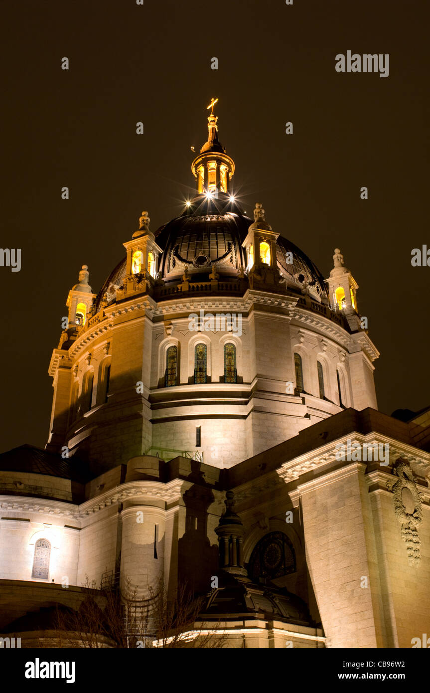 La cathédrale saint paul est éclairée la nuit dans le centre-ville de saint paul au Minnesota Banque D'Images