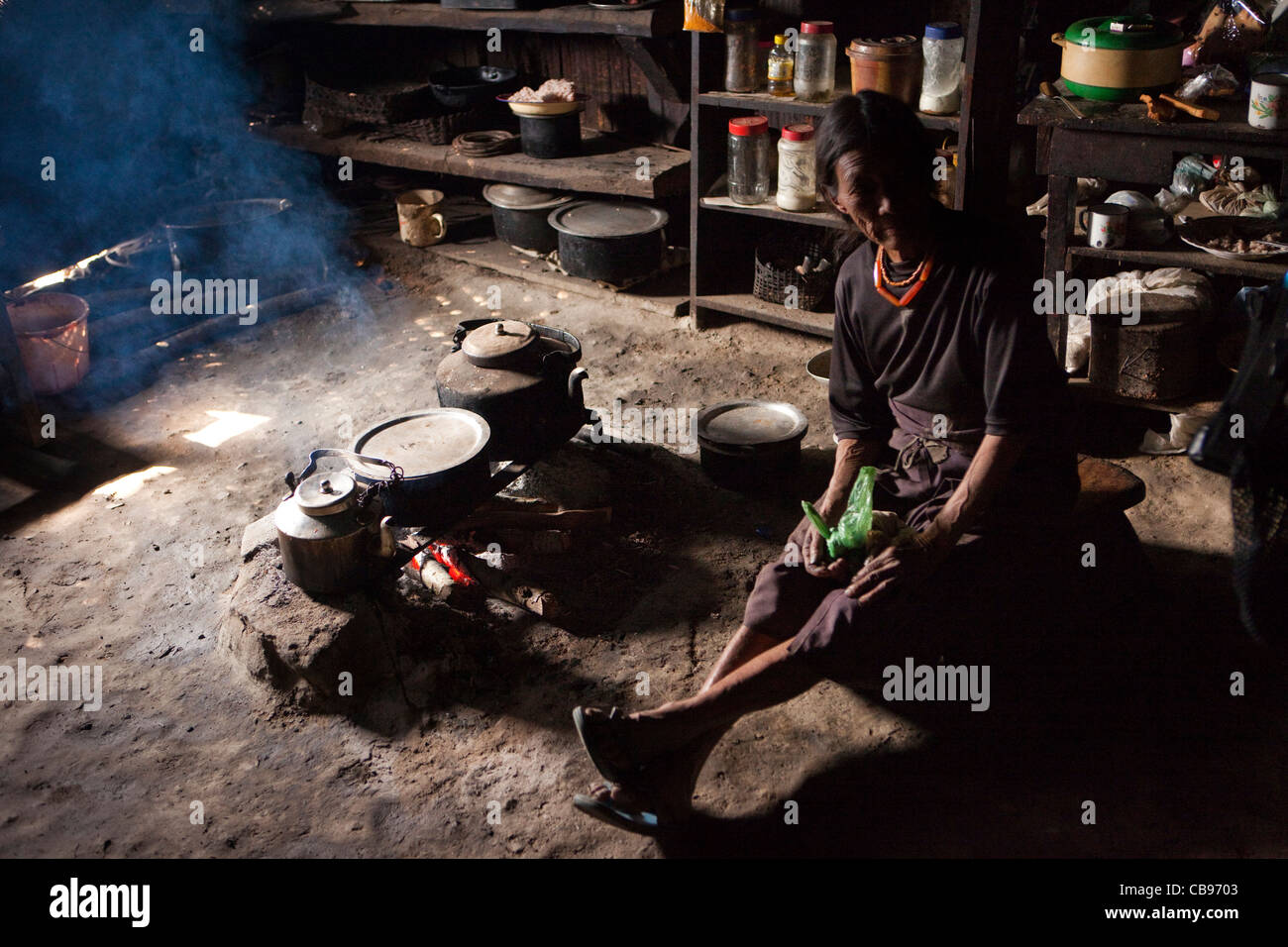 L'Inde, Nagaland, village Khonoma, femme de chambre de cuisine Banque D'Images