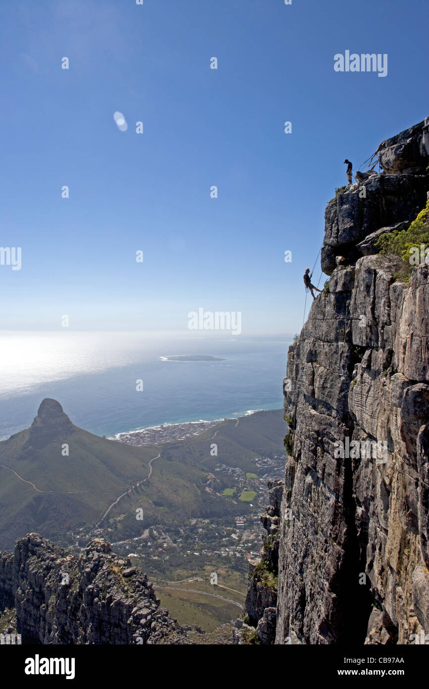 Cape Town : Table Mountain ascending de sommet à Camps Bay, avec vue sur la baie de la Table, Robben Island et les Lions Head Banque D'Images
