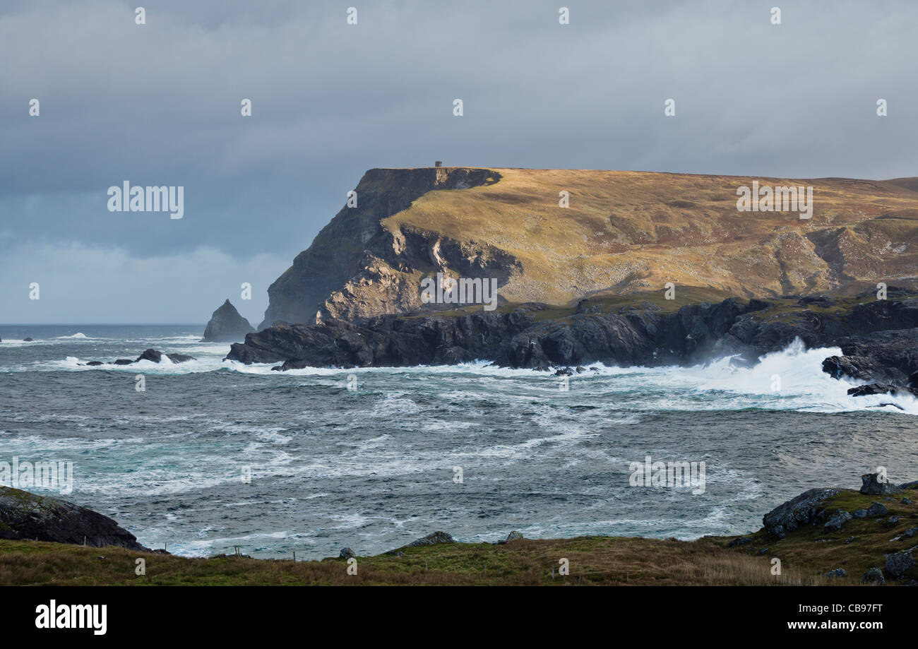 Vagues se briser sur la côte ouest de l'Irlande près de Glen Head, comté de Donegal, Glencolmcille Banque D'Images