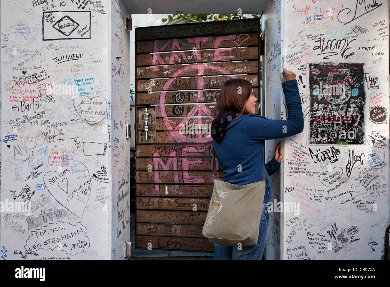 Les dossiers Apple wall graffiti, Abbey Road, Londres, UK Banque D'Images