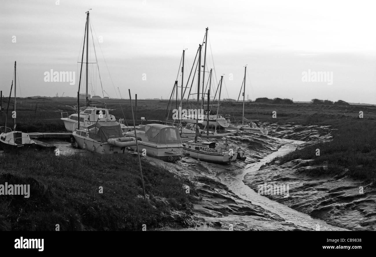 Dans les bateaux de plaisance en montée à l'entrée de marée, Somerset, Angleterre Banque D'Images