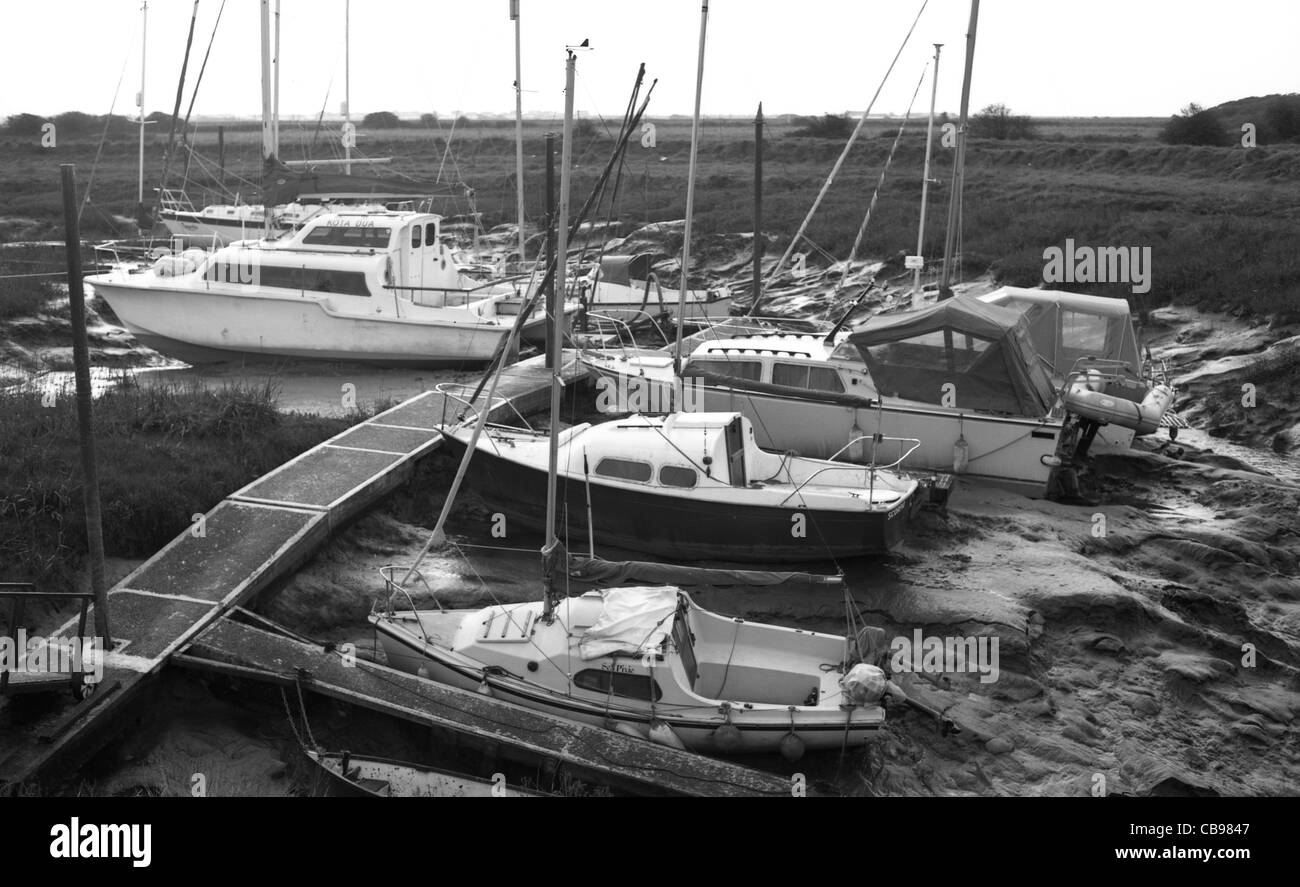 Dans les bateaux de plaisance en montée à l'entrée de marée, Somerset, Angleterre Banque D'Images