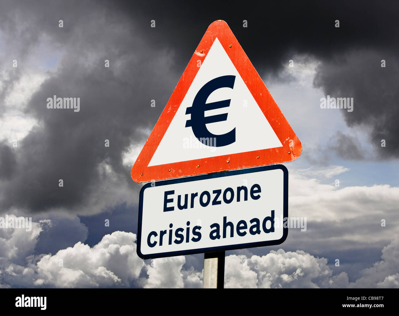Zone euro UE la crise de la dette de l'Union européenne ou la crise politique rompt le concept de menace signe d'avertissement contre un ciel orageux Banque D'Images