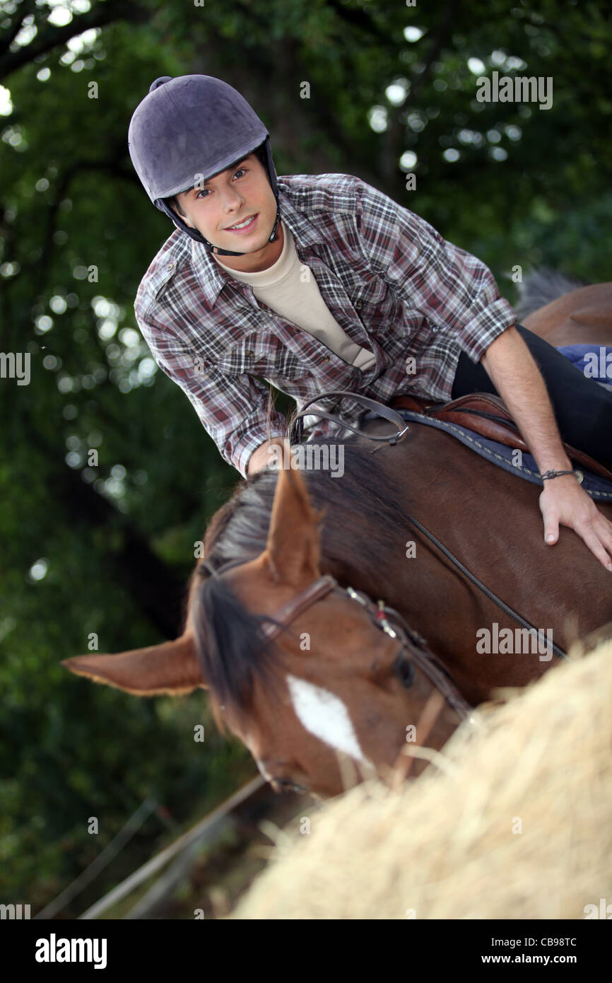 Young man riding a horse Banque D'Images