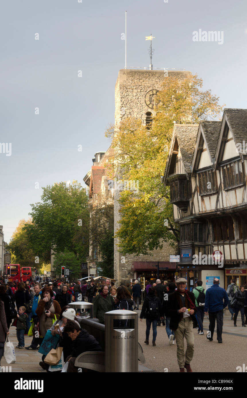 Une longue rue Cornmarket à Oxford, Oxfordshire, Angleterre;UK Banque D'Images