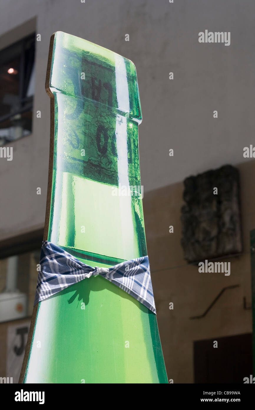 Bouteille de cidre dans un festival au Pays basque Banque D'Images