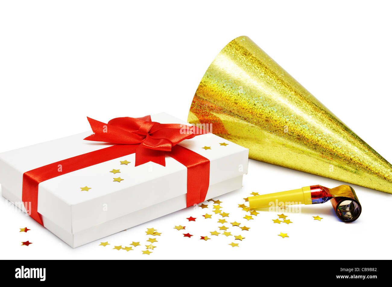 Boîte cadeau blanche avec ruban rouge, confetti et party hat over white Banque D'Images
