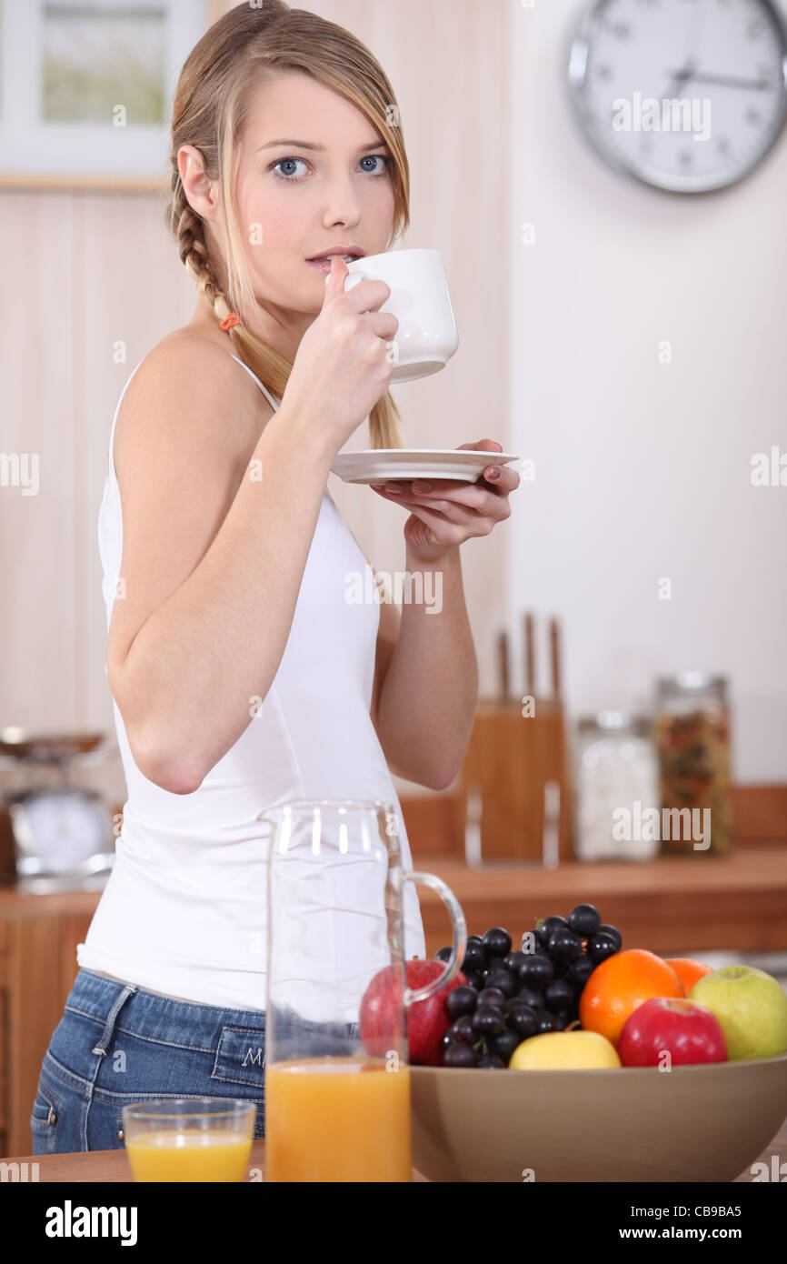 Woman in kitchen Banque D'Images