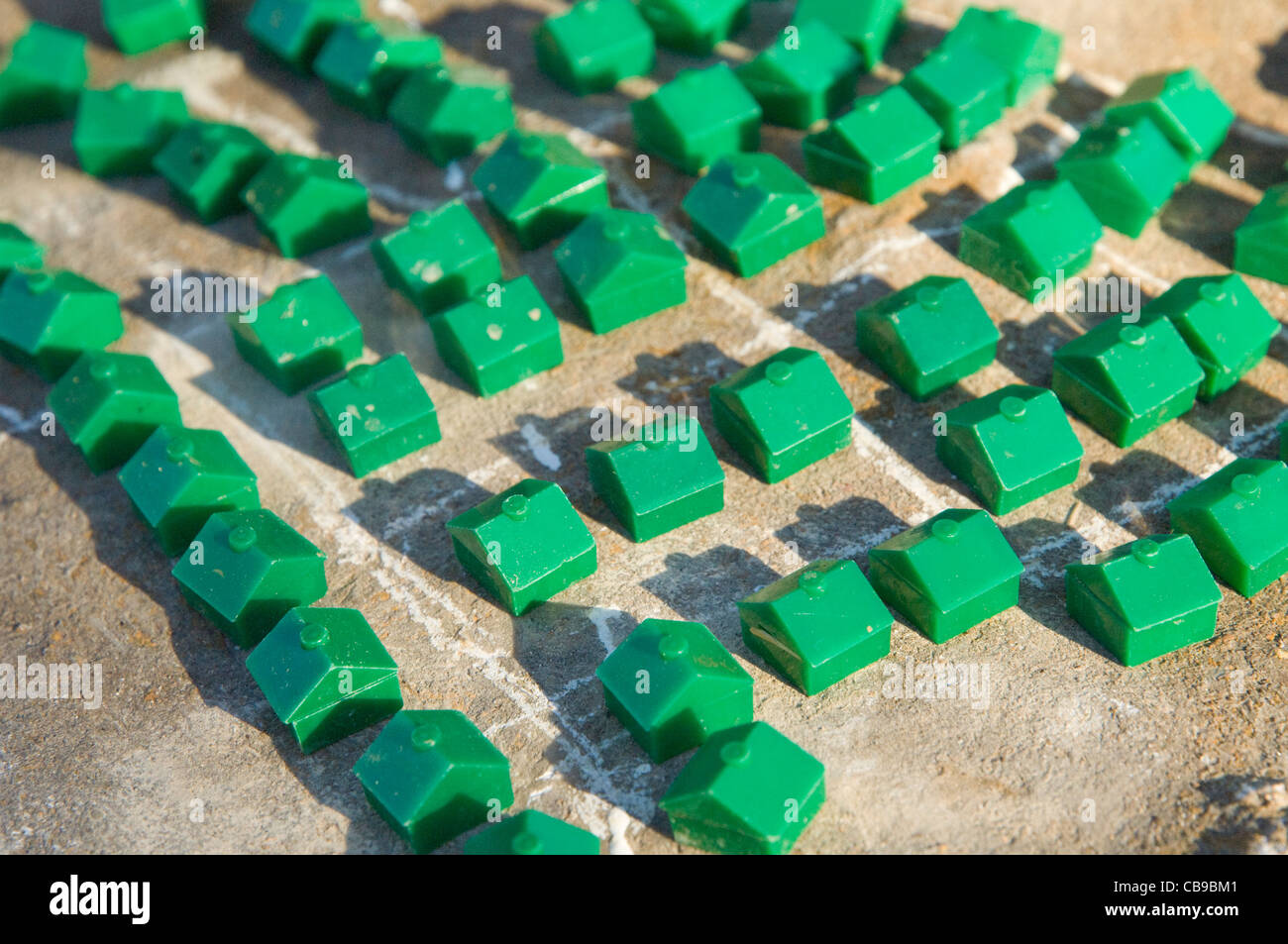 Maisons en plastique d'un jeu organisé dans les quartiers '' dans le centre du Texas la saleté par un enfant l'intérêt de qui est 'la planification urbaine' Banque D'Images