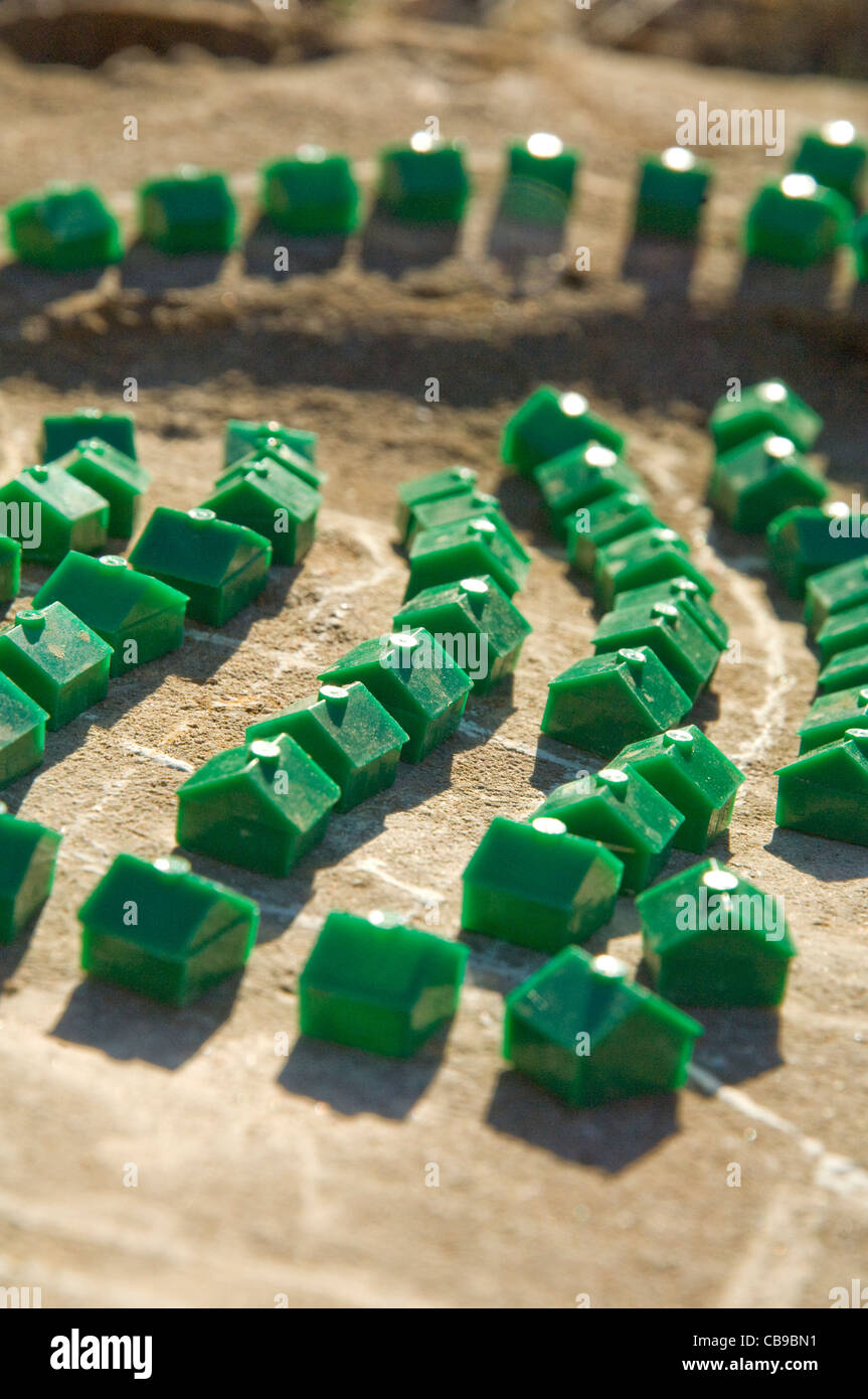Maisons en plastique d'un jeu organisé dans les quartiers '' dans le centre du Texas la saleté par un enfant l'intérêt de qui est 'la planification urbaine' Banque D'Images