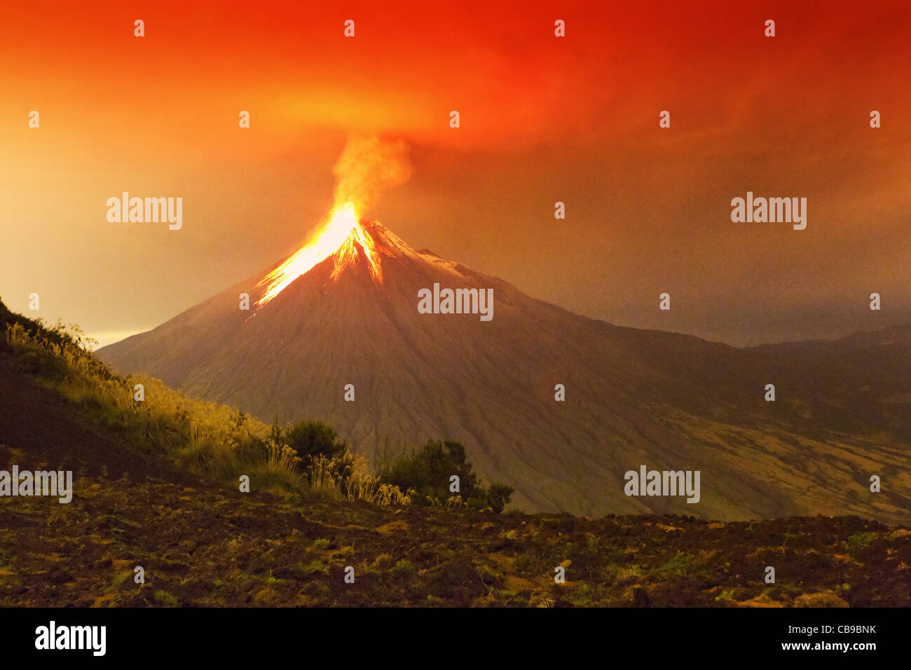 Une longue exposition de volcan Tungurahua qui explose dans la nuit du 29 11 2011 L'Équateur tourné avec Canon EOS Mark IV converti à partir de matières de grandes quantité de bruit Banque D'Images