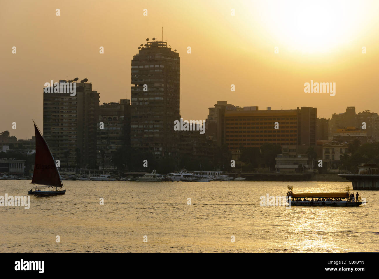Le Nil au coucher du soleil - Le Caire, Egypte inférieur Banque D'Images