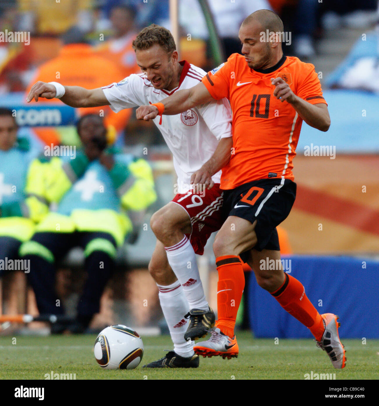 Dennis Rommedahl du Danemark (L) et Wesley Sneijder des Pays-Bas (R) lutte pour la balle lors d'un match de Coupe du Monde 2010. Banque D'Images