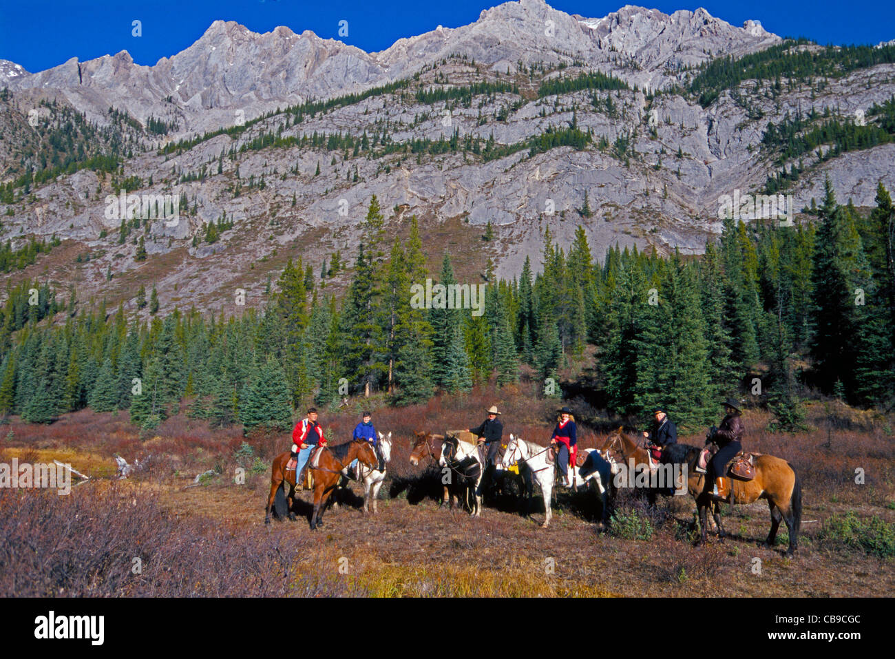 Cavaliers sur un voyage de vacances pause lors de leur randonnée dans le parc national de Banff dans les Rocheuses canadiennes en Alberta, au Canada, en Amérique du Nord. Banque D'Images