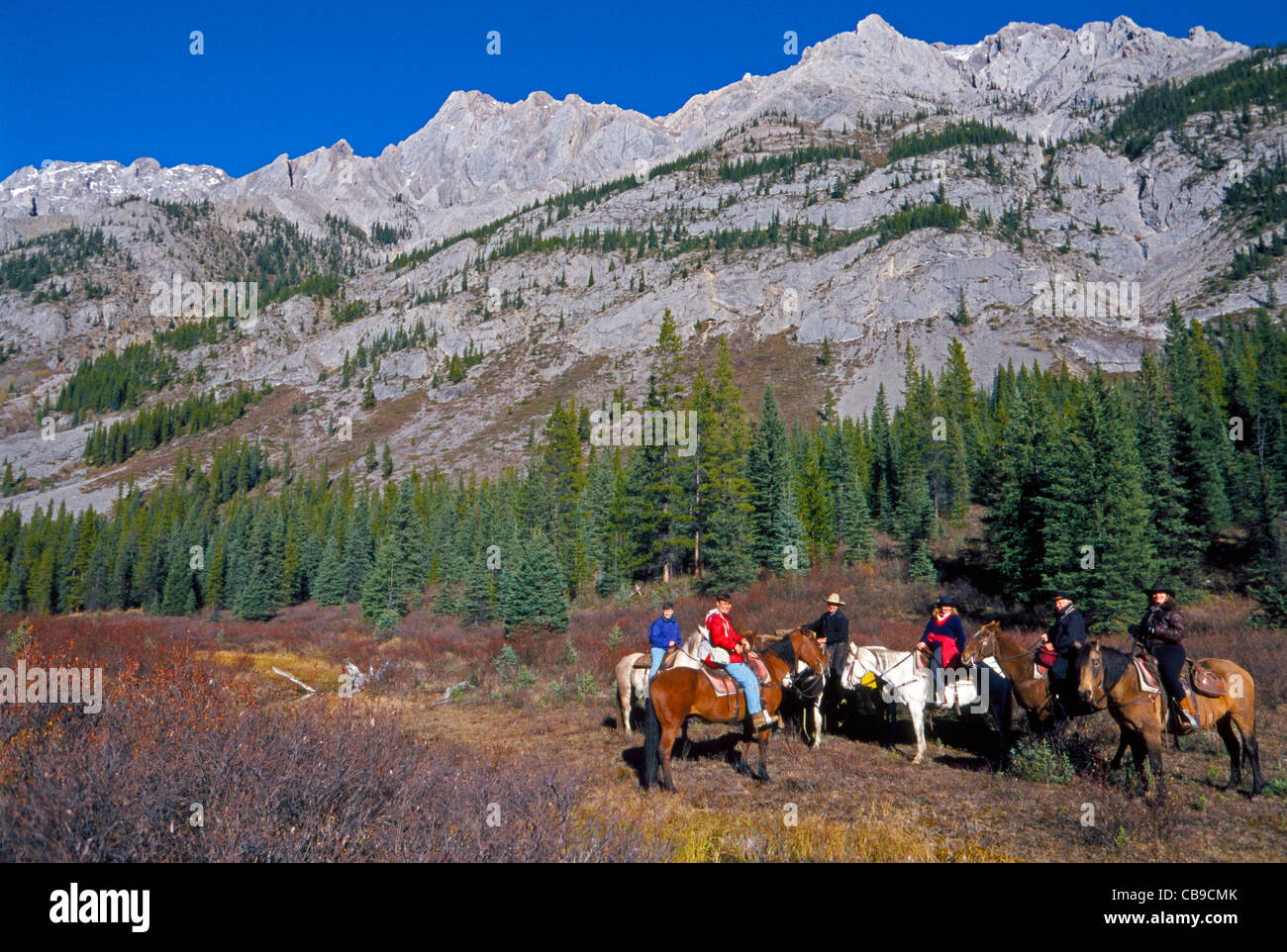 Cavaliers sur un voyage de vacances pause lors de leur randonnée dans le parc national de Banff dans les Rocheuses canadiennes en Alberta, au Canada, en Amérique du Nord. Banque D'Images