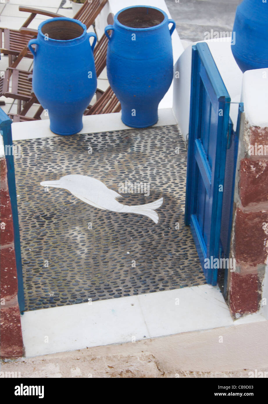Blue Dolphin mosaïque avec des urnes à l'entrée d'une résidence grecque. Banque D'Images